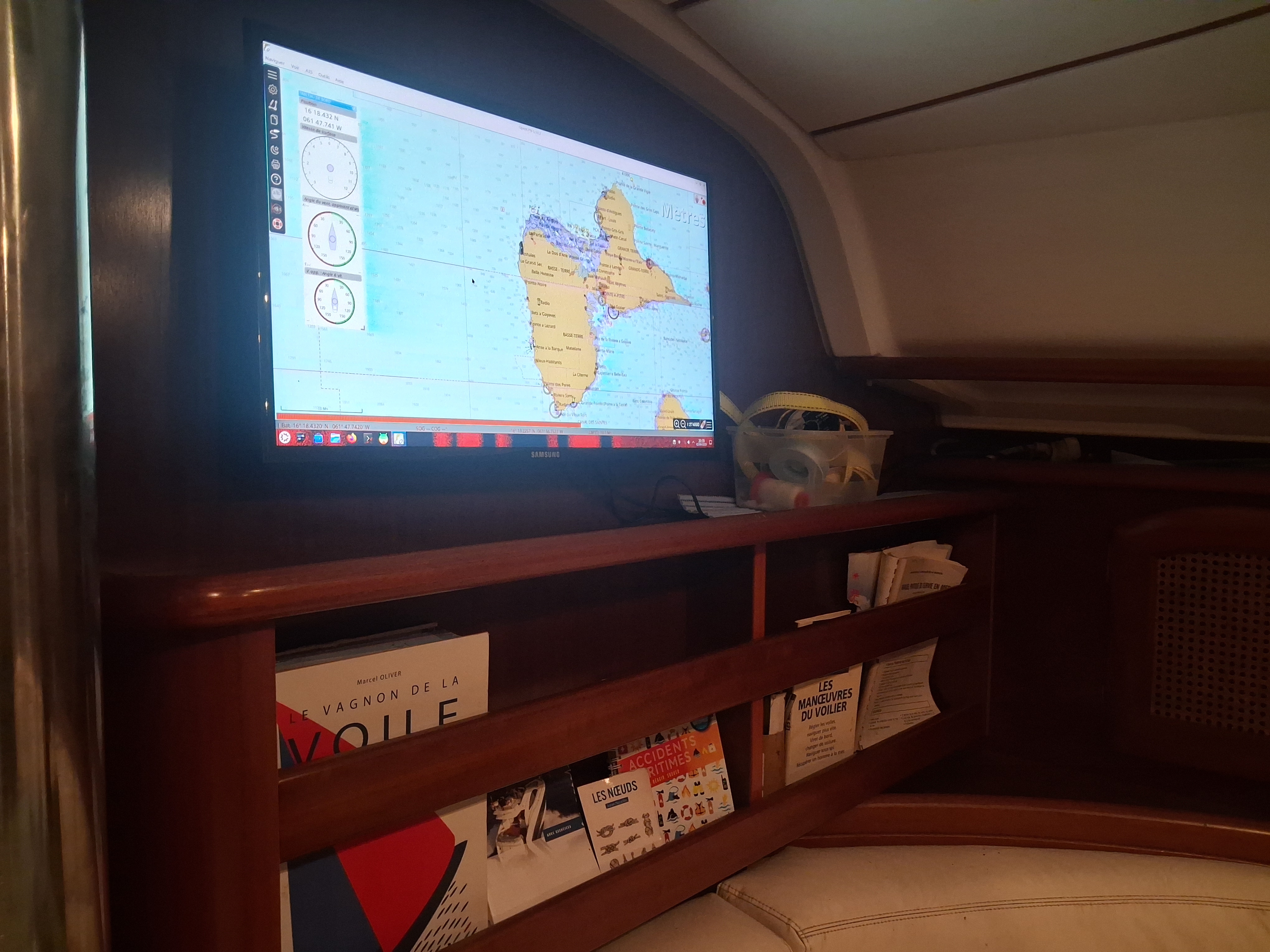 Écran de navigation dans le salon, connecté aux instruments